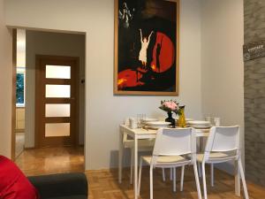 Posedenie v ubytovaní Rent0nline Hoża Apartment Center Metro