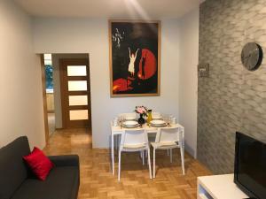 Televízia a/alebo spoločenská miestnosť v ubytovaní Rent0nline Hoża Apartment Center Metro