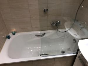 Kúpeľňa v ubytovaní Rent0nline Hoża Apartment Center Metro