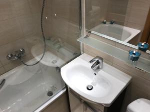 Kúpeľňa v ubytovaní Rent0nline Hoża Apartment Center Metro