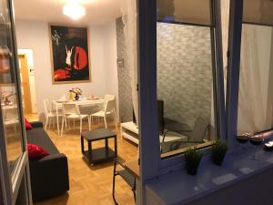 Posedenie v ubytovaní Rent0nline Hoża Apartment Center Metro