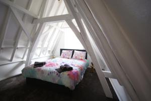 um quarto com uma cama e uma janela em De Parel em Middelburg