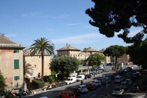 una concurrida calle de la ciudad con coches aparcados en la calle en GLEM rooms & breakfast, en Arenzano