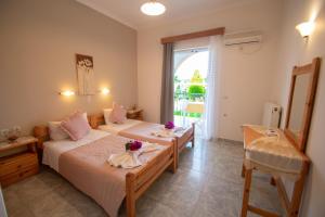 Habitación de hotel con 2 camas y ventana en Neraida Village, en Kypseli
