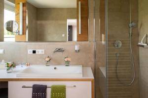 Ett badrum på Hotel Freisicht