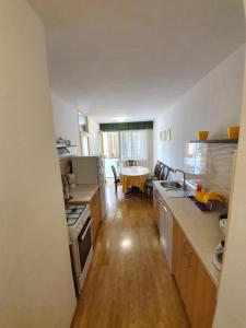 Kuchyňa alebo kuchynka v ubytovaní Apartman Val