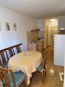 Kuchyňa alebo kuchynka v ubytovaní Apartman Val + 14 fotografií
