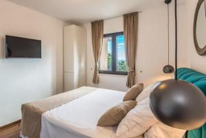 a bedroom with a bed with a balloon on it at Apartmani Arapovic in Baška Voda