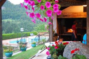 un hombre parado en el porche de una casa con flores en Chalet Mon Idole, en Flumet