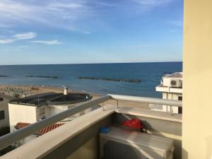 濱海弗蘭卡維拉的住宿－斯泰拉戴勒馬萊度假屋，海景阳台。