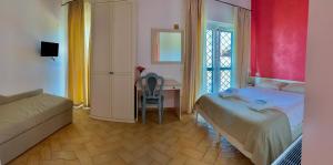 1 dormitorio con 1 cama y escritorio con silla en B&B I 4 Sentieri, en Castel San Pietro Romano