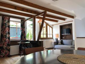 TV a/nebo společenská místnost v ubytování Style Apartments by Mieze Schindler