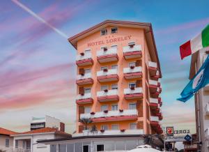 un bâtiment d'hôtel avec un panneau de fidélité à l'hôtel dans l'établissement Hotel Loreley, à Lido di Jesolo