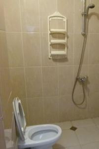 Why Me Eco-friendly Hostel tesisinde bir banyo