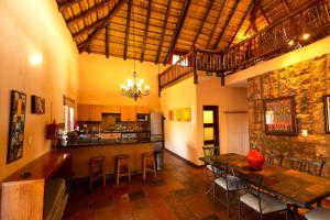 uma cozinha e sala de jantar com mesa e cadeiras em Makhato Bush Lodge 111 em Bela-Bela