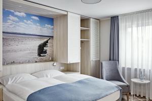 Ένα ή περισσότερα κρεβάτια σε δωμάτιο στο Duus Hotel garni