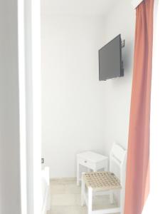 TV a/nebo společenská místnost v ubytování Syrianos Hotel