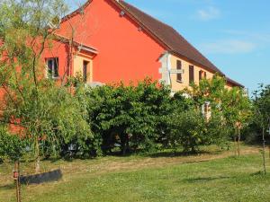una casa naranja y blanca con árboles delante de ella en Hôtel Restaurant La Manse, en Dornecy