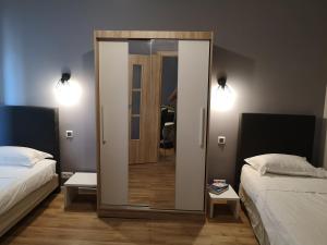 um quarto com duas camas e um espelho com uma porta em Beachside appartement in center of Cannes em Cannes