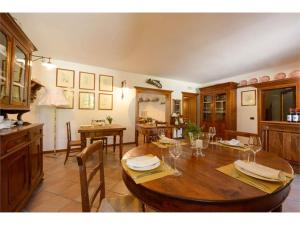 cocina y comedor con mesa de madera en Agriturismo Ca' Andreana, en Urbino