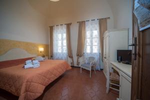 une chambre d'hôtel avec un lit et des serviettes. dans l'établissement Albergo Etruria, à Volterra