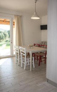 einen weißen Tisch und Stühle im Wohnzimmer in der Unterkunft Agriturismo Le Villette di Cate in Alberese