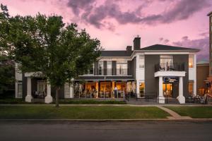 ein Haus mit einem Baum davor in der Unterkunft Hotel Arts Kensington in Calgary