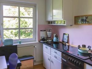 een keuken met een aanrecht en een raam bij Haus am Hagen in Friedland