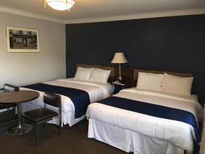 Llit o llits en una habitació de Falls Manor Resort
