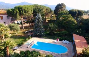 una imagen de una piscina en un patio en Gite Mas Des Ecureuils, en Palau-del-Vidre