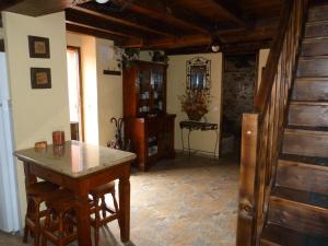 a kitchen with a table and chairs in a room at Casa rural El Tejo in Bermiego