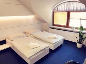 Postel nebo postele na pokoji v ubytování Hotel U Racka
