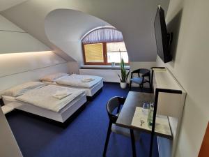 Postel nebo postele na pokoji v ubytování Hotel U Racka