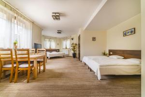 ブワディスワボボにあるWilla Velaのベッドルーム1室(ベッド2台、テーブル、椅子付)