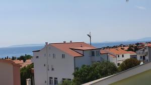 Una ciudad con casas y el océano en el fondo en Apartment Iso, en Novalja