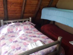 Tempat tidur dalam kamar di Cabañas Laukan