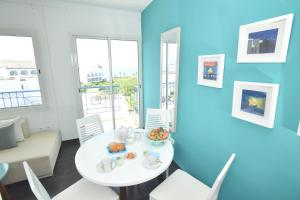 迦瑪特的住宿－Le Turquoise，客厅配有白色的桌子和椅子