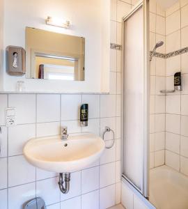 
A bathroom at Schroeders Stadtwaldhotel
