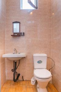a bathroom with a toilet and a sink at KORALLOVAIA KOMHATA in Zugdidi