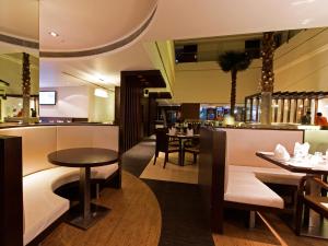 Restaurace v ubytování Ramee Grand Hotel and Spa, Pune