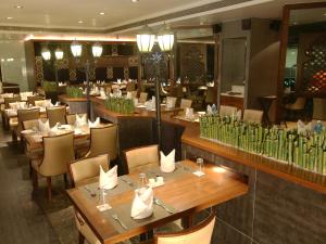 Restaurace v ubytování Ramee Grand Hotel and Spa, Pune