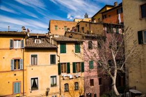 un groupe d'anciens bâtiments d'une ville dans l'établissement Cozy Apartment in the heart of Siena, à Sienne