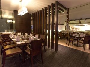 Restaurace v ubytování Ramee Grand Hotel and Spa, Pune
