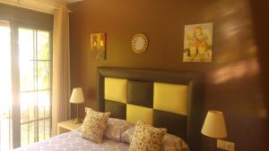 エステポナにあるHospederia V Centenarioのベッドルーム1室(ベッド1台、壁掛け時計付)