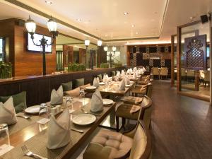 Posezení v ubytování Ramee Grand Hotel and Spa, Pune