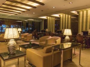 Posezení v ubytování Ramee Grand Hotel and Spa, Pune