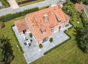 an overhead view of a house with a roof at LA BELLE IDEE in Nokere