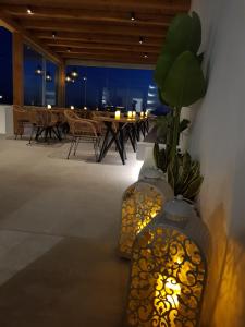 Um restaurante ou outro lugar para comer em Avra Mykonos