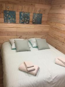 Säng eller sängar i ett rum på Chambres d’hôtes La Voûte