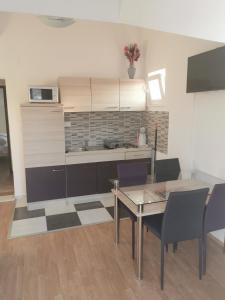 Kuchyň nebo kuchyňský kout v ubytování Apartmani "Ivan"